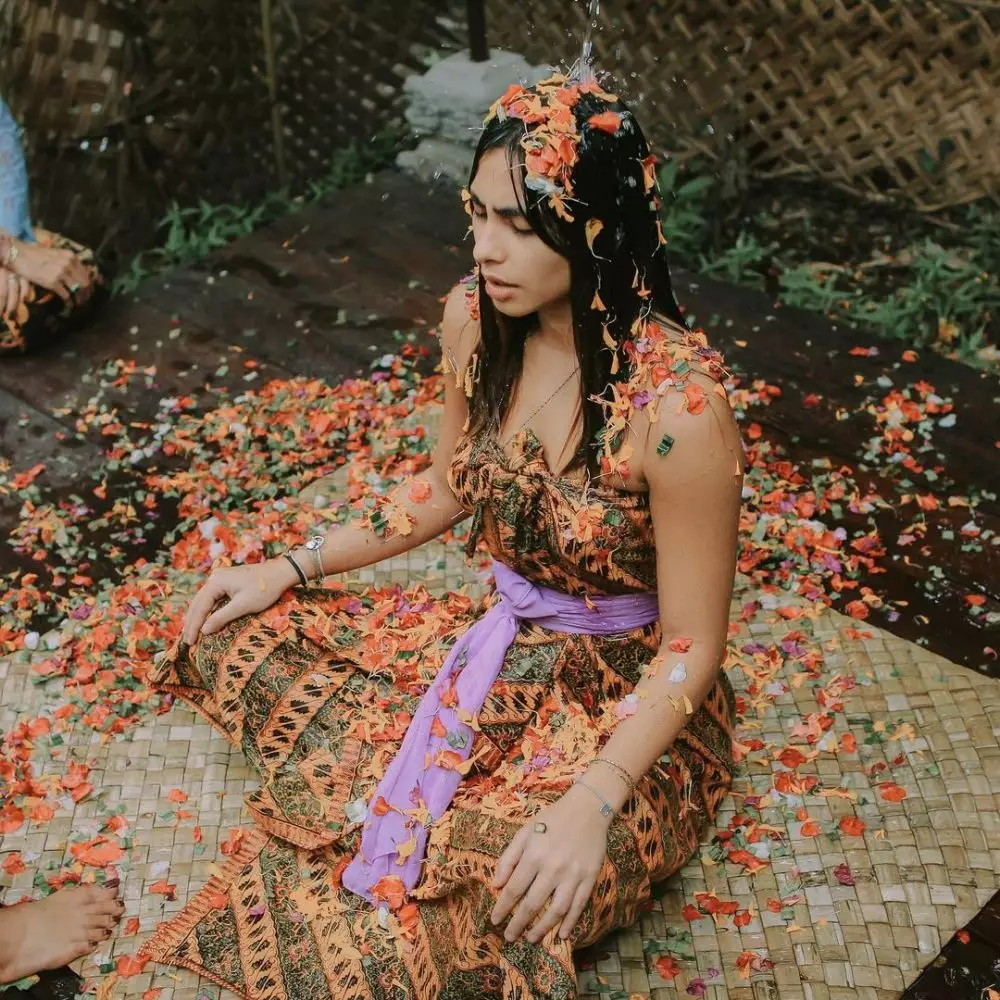 Momen Valerie Thomas jalani prosesi melukat di Bali © Instagram