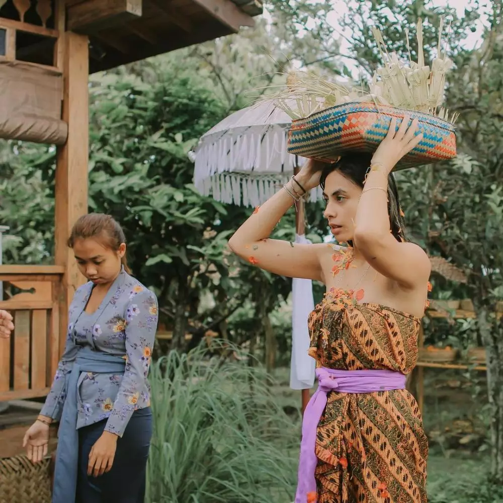 Momen Valerie Thomas jalani prosesi melukat di Bali © Instagram