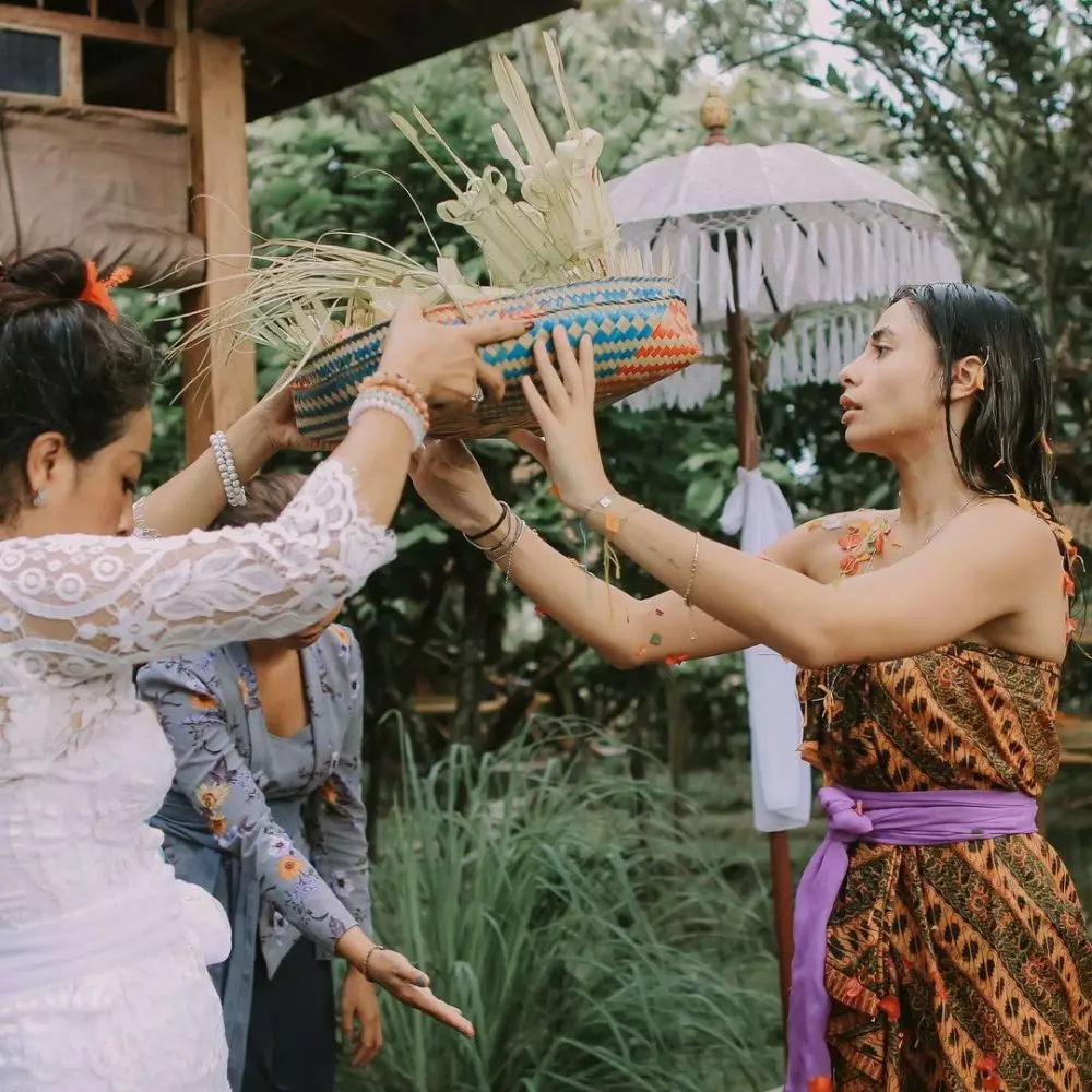 Momen Valerie Thomas jalani prosesi melukat di Bali © Instagram