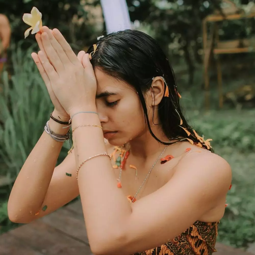 Momen Valerie Thomas jalani prosesi melukat di Bali © Instagram