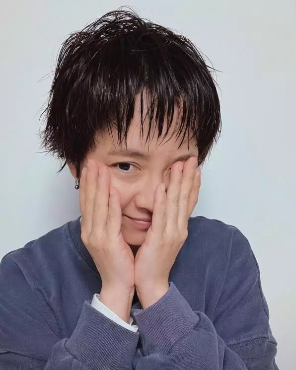 Potret terbaru Song Ji-hyo dengan rambut pendek © Instagram Potret terbaru Song Ji-hyo dengan rambut pendek © Instagram