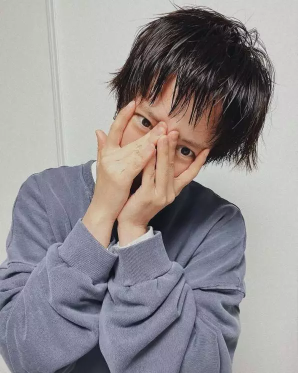 Potret terbaru Song Ji-hyo dengan rambut pendek © Instagram Potret terbaru Song Ji-hyo dengan rambut pendek © Instagram