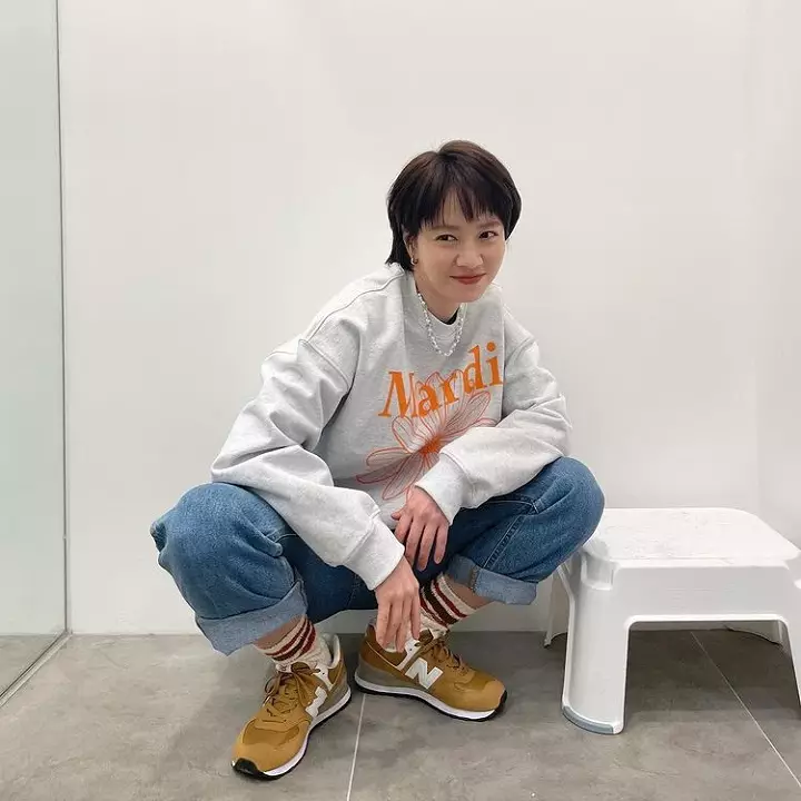 Potret terbaru Song Ji-hyo dengan rambut pendek © Instagram Potret terbaru Song Ji-hyo dengan rambut pendek © Instagram