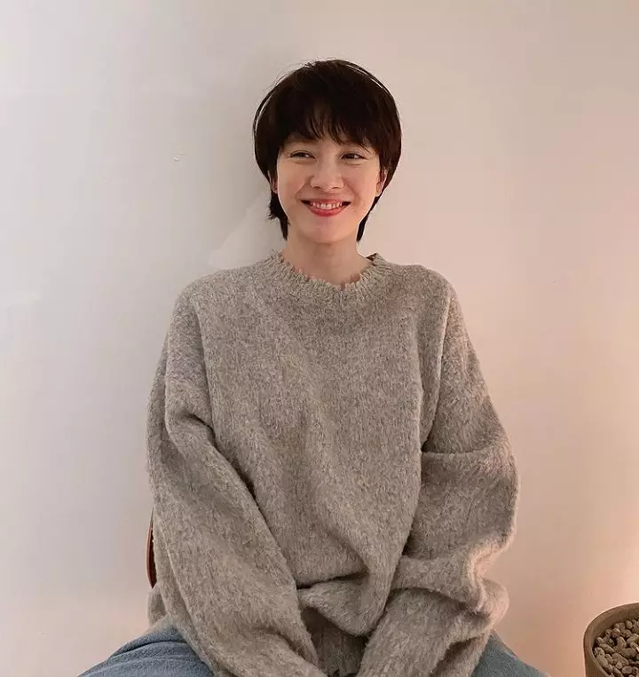 Potret terbaru Song Ji-hyo dengan rambut pendek © Instagram Potret terbaru Song Ji-hyo dengan rambut pendek © Instagram