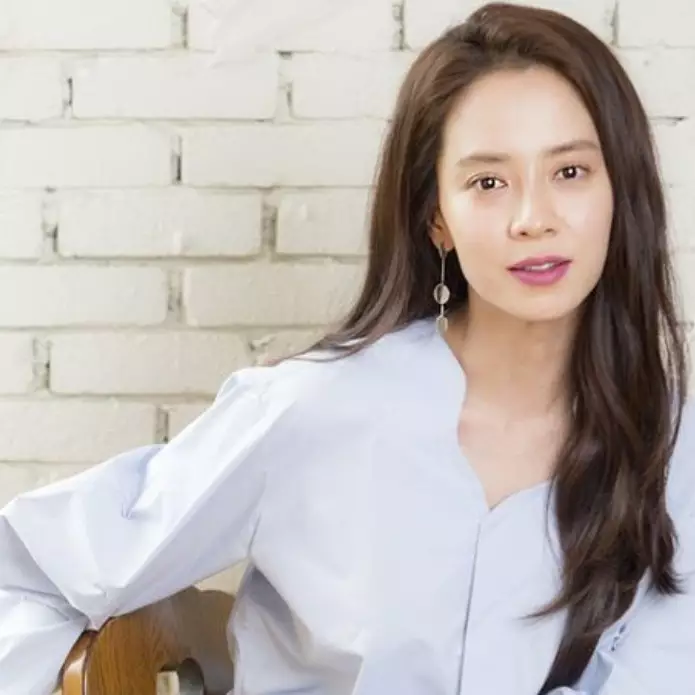 9 Potret terbaru Song Ji-hyo dengan rambut pendek, gayanya bak ABG