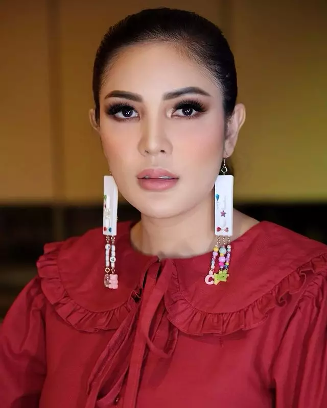 Gaya fashion unik ala Nindy Ayunda © Instagram/@nindyayunda Gaya fashion unik ala Nindy Ayunda © Instagram/@nindyayunda