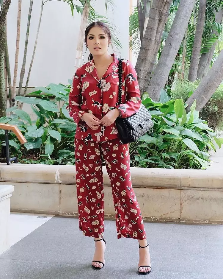 Gaya fashion unik ala Nindy Ayunda © Instagram/@nindyayunda Gaya fashion unik ala Nindy Ayunda © Instagram/@nindyayunda