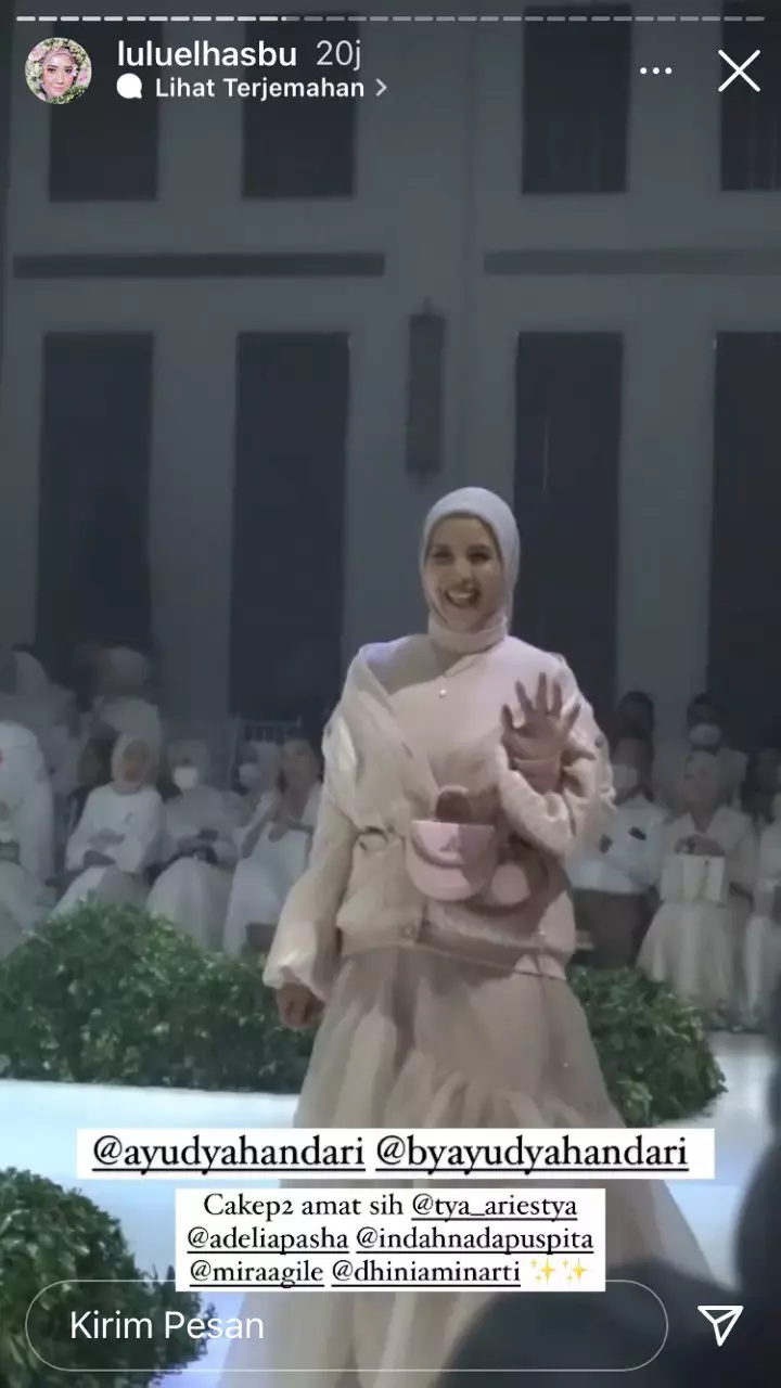 Potret Tya Ariestya perdana tampil berhijab di runway © berbagai sumber Potret Tya Ariestya perdana tampil berhijab di runway © berbagai sumber