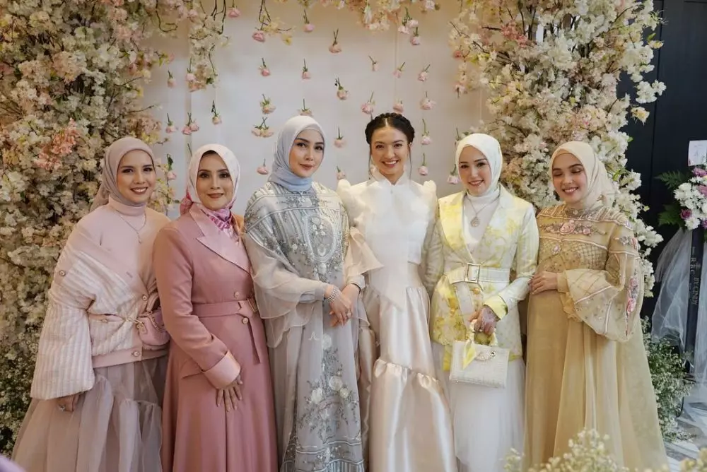 Potret Tya Ariestya perdana tampil berhijab di runway © berbagai sumber Potret Tya Ariestya perdana tampil berhijab di runway © berbagai sumber