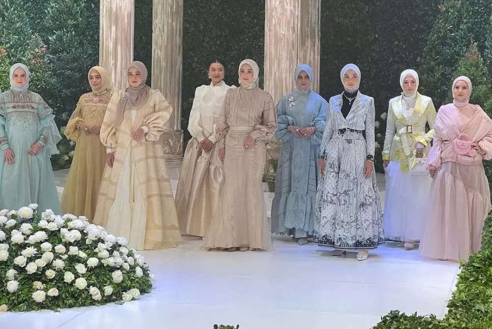 Potret Tya Ariestya perdana tampil berhijab di runway © berbagai sumber Potret Tya Ariestya perdana tampil berhijab di runway © berbagai sumber