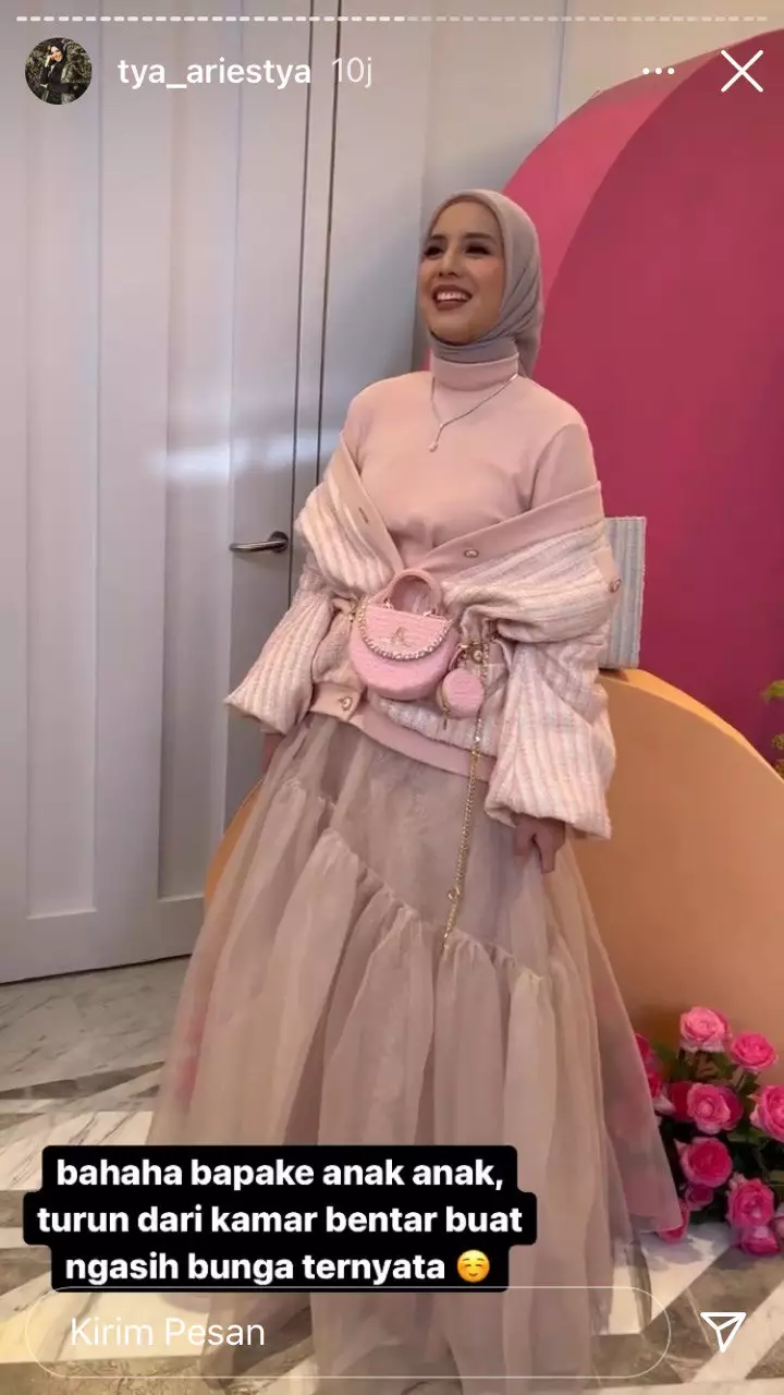 Potret Tya Ariestya perdana tampil berhijab di runway © berbagai sumber Potret Tya Ariestya perdana tampil berhijab di runway © berbagai sumber