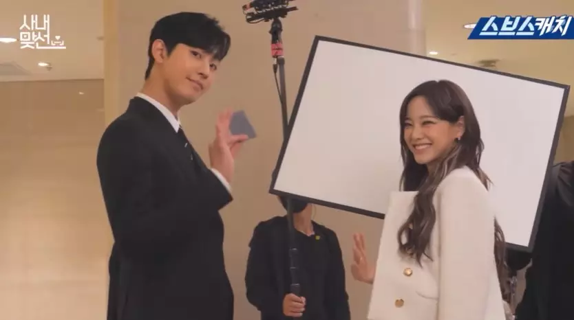 Ahn hyo-seop dan Sejeong di balik layar © YouTube