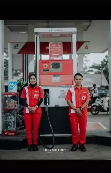 prewedding di pom bensin © TikTok prewedding di pom bensin © TikTok
