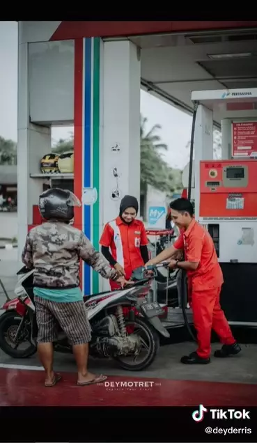 prewedding di pom bensin © TikTok prewedding di pom bensin © TikTok