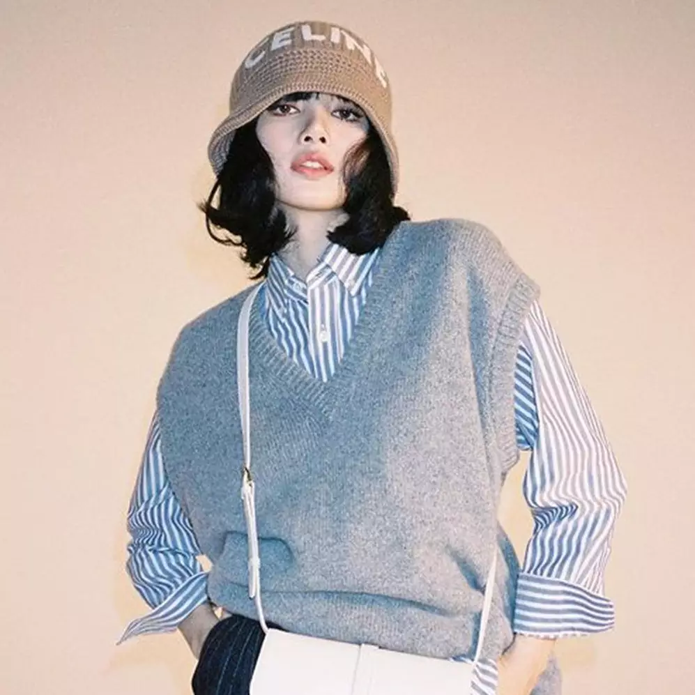 5 Rahasia wajah dan kulit sehat Lisa Blackpink, rajin pakai pelembap