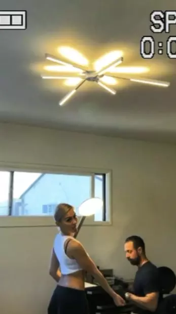 Momen Agnez Monica buat tato di tangan © Instagram Momen Agnez Monica buat tato di tangan © Instagram