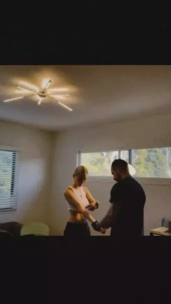 Momen Agnez Monica buat tato di tangan © Instagram Momen Agnez Monica buat tato di tangan © Instagram