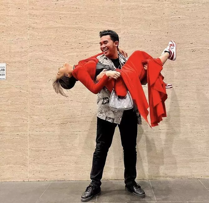 kebersamaan fuji dan manajer © berbagai sumber kebersamaan fuji dan manajer © berbagai sumber