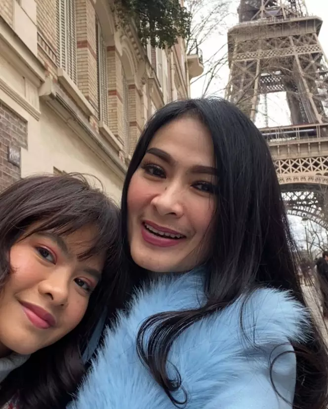 gaya outfit Iis Dahlia liburan di Paris © Instagram