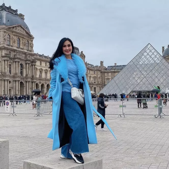gaya outfit Iis Dahlia liburan di Paris © Instagram