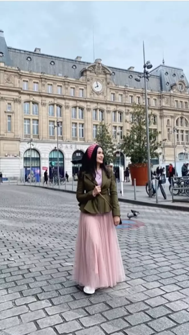 gaya outfit Iis Dahlia liburan di Paris © Instagram