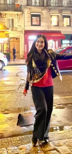 gaya outfit Iis Dahlia liburan di Paris © Instagram
