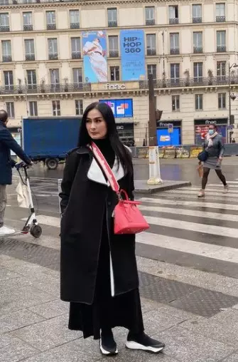 gaya outfit Iis Dahlia liburan di Paris © Instagram