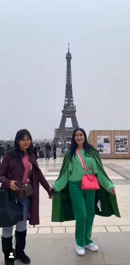 gaya outfit Iis Dahlia liburan di Paris © Instagram