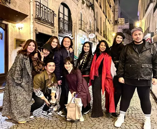 gaya outfit Iis Dahlia liburan di Paris © Instagram