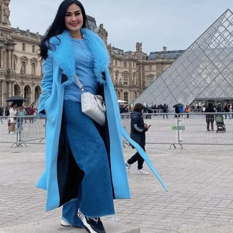 Tampil colorful, ini 9 gaya outfit Iis Dahlia liburan di Paris