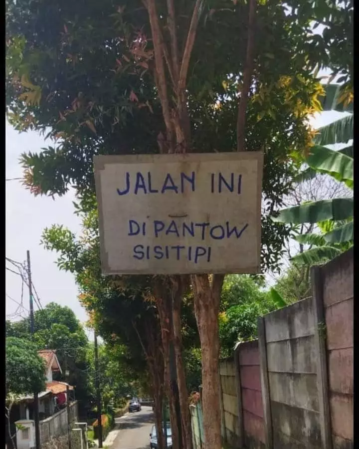 tulisan di tempat umum bingungin © Instagram