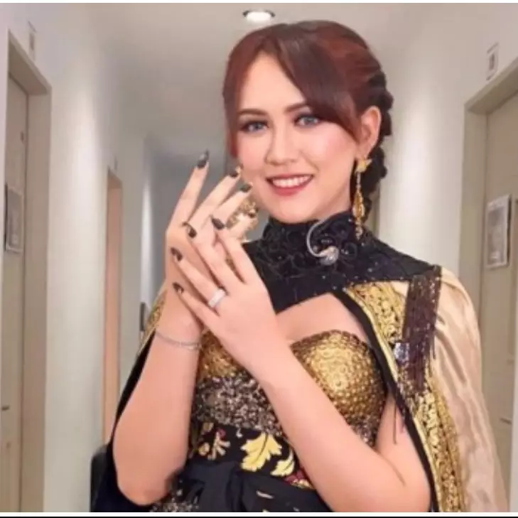 Borong dua piala, ini 9 gaya Happy Asmara di acara SCTV Awards 2022