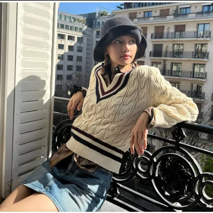 9 Gaya Lisa Blackpink liburan di Paris, tampil modis dan elegan