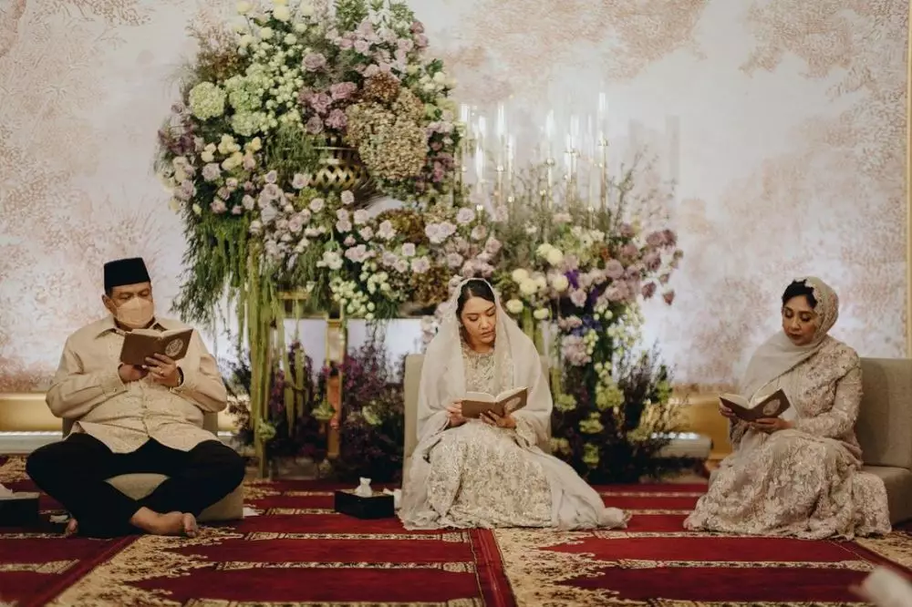 Momen pengajian Putri Tanjung © berbagai sumber