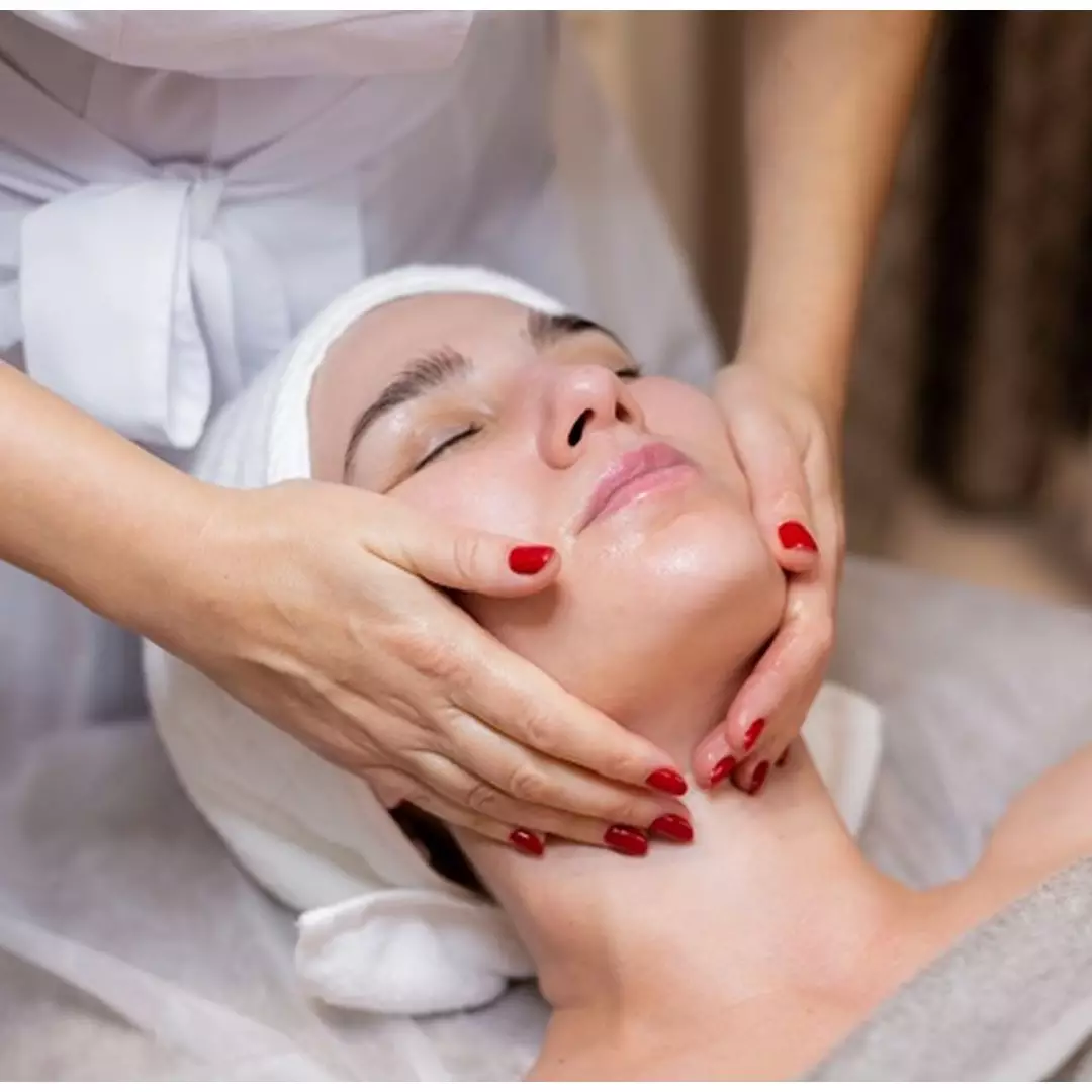 7 Perawatan atasi beruntusan di wajah, pakai chemical peeling