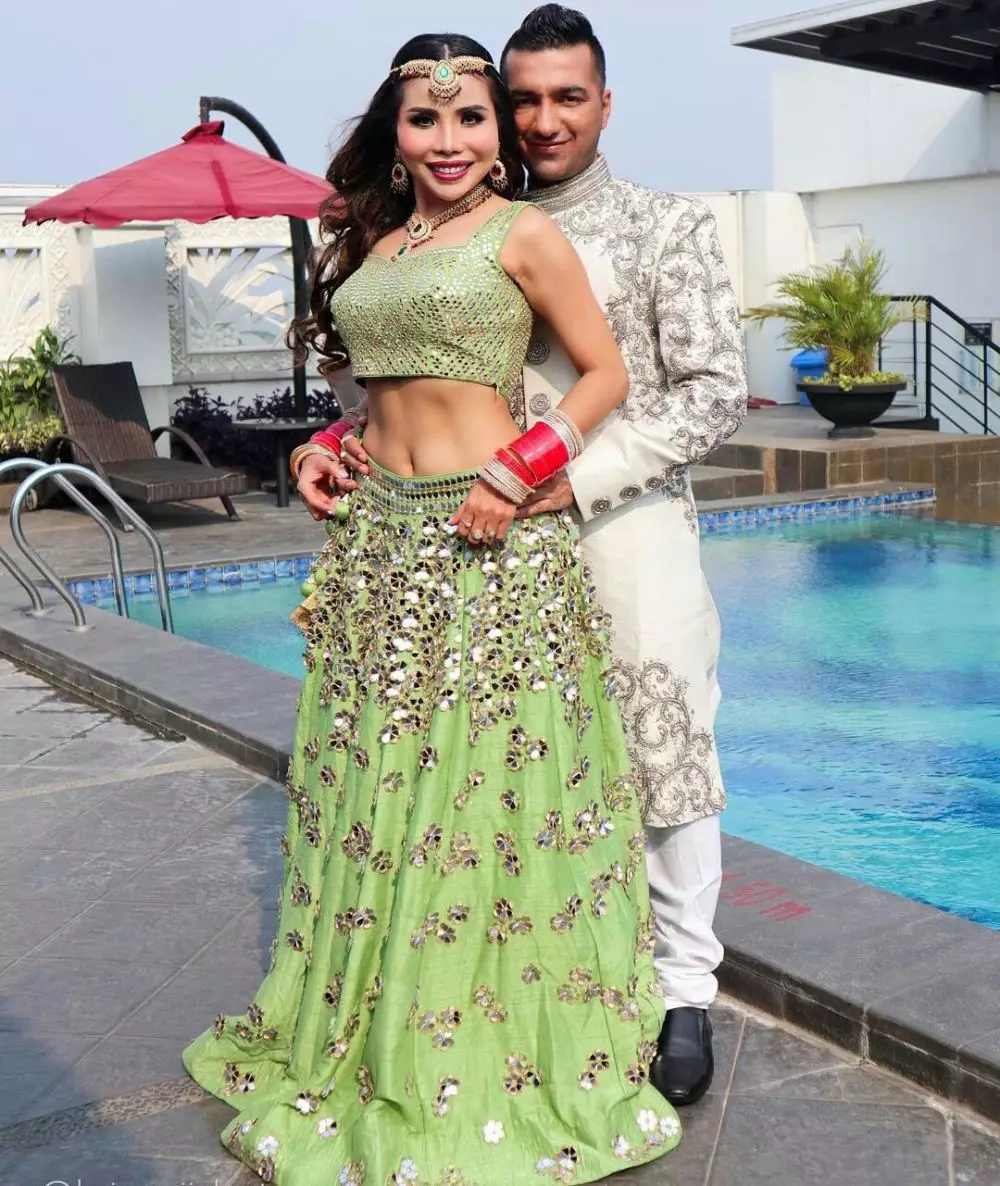 Mantan istri 7 seleb ini jatuh ke pelukan bule Instagram