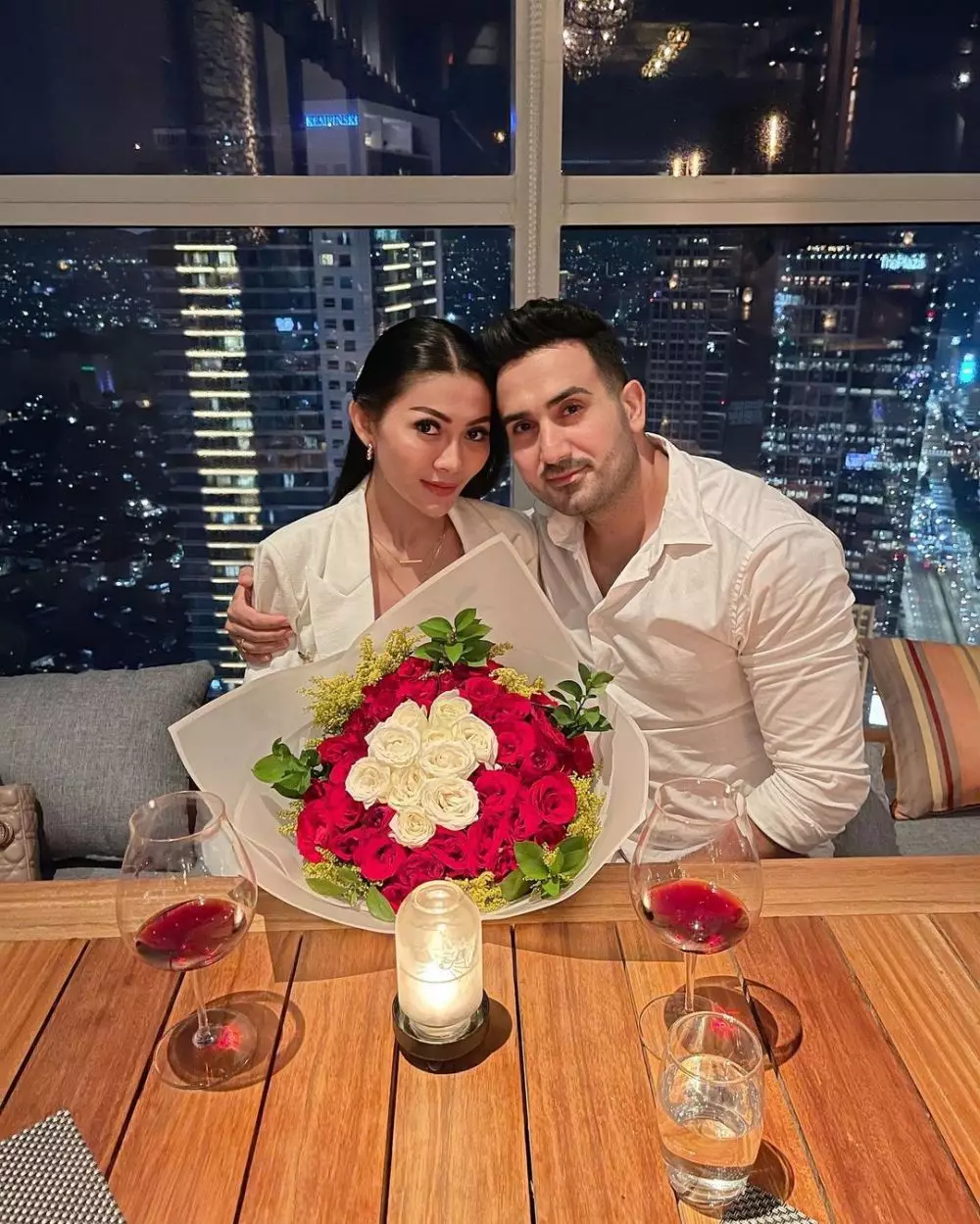 Mantan istri 7 seleb ini jatuh ke pelukan bule Instagram