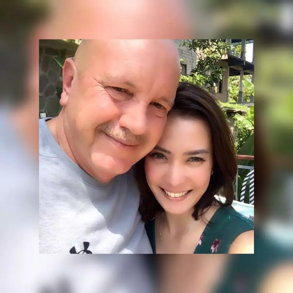 Mantan istri 7 seleb ini jatuh ke pelukan bule Instagram