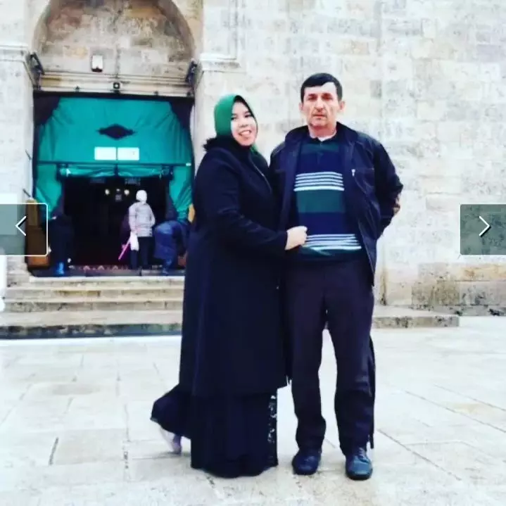 Mantan istri 7 seleb ini jatuh ke pelukan bule Instagram