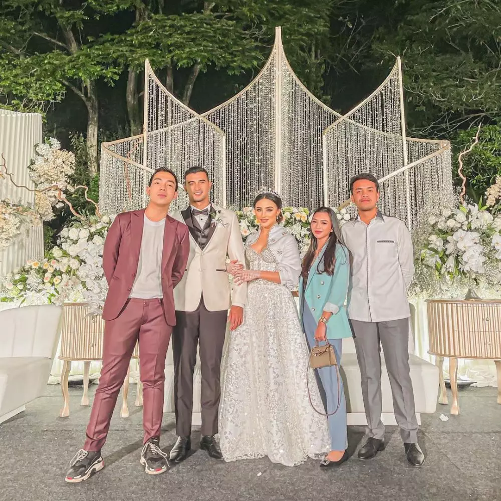 Momen pernikahan 6 pemain Tukang Bubur Naik Haji © berbagai sumber Momen pernikahan 6 pemain Tukang Bubur Naik Haji © berbagai sumber