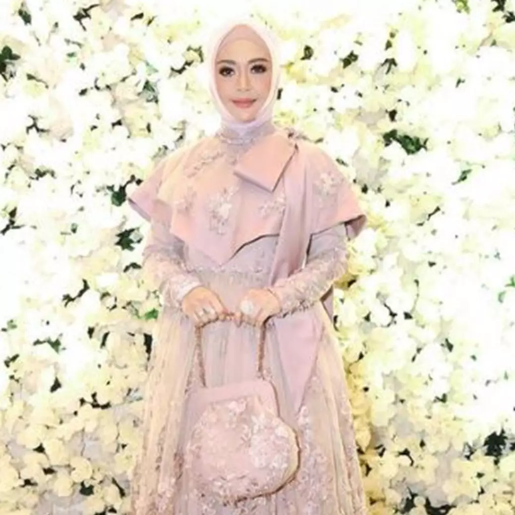 11 Momen ulang tahun Eddies Adelia dan suami, dekorasi bertabur bunga