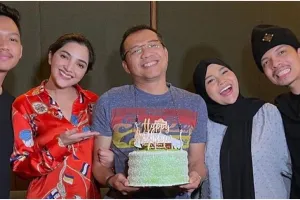 7 Potret kue ulang tahun Anang Hermansyah, unik dan elegan