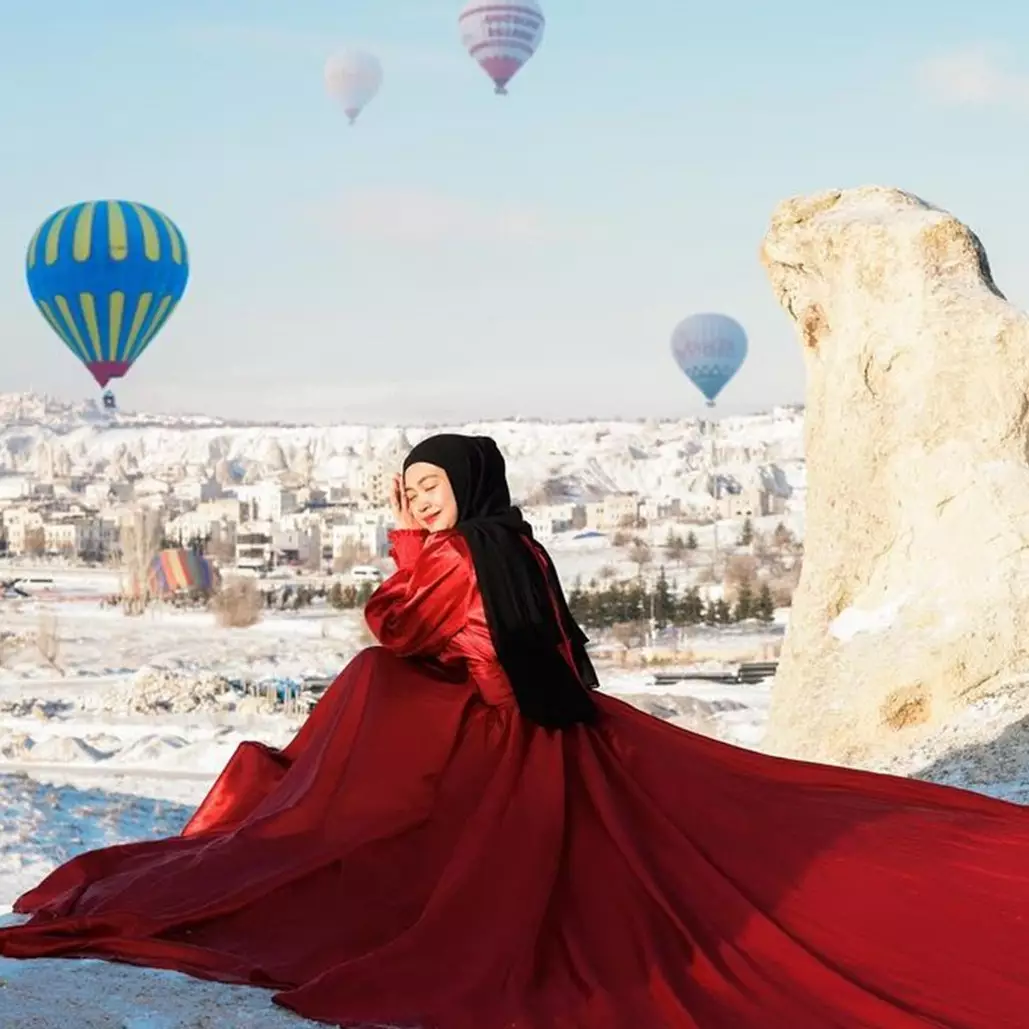7 Gaya pemotretan Ria Ricis di Cappadocia Turki, tampil penuh warna