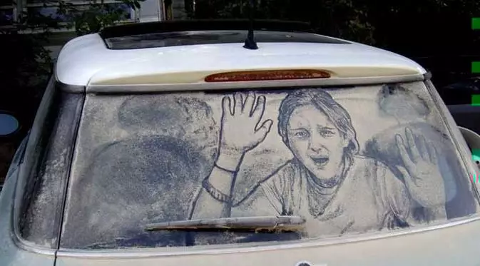 Gambar di belakang mobil berdebu © berbagai sumber Gambar di belakang mobil berdebu © berbagai sumber