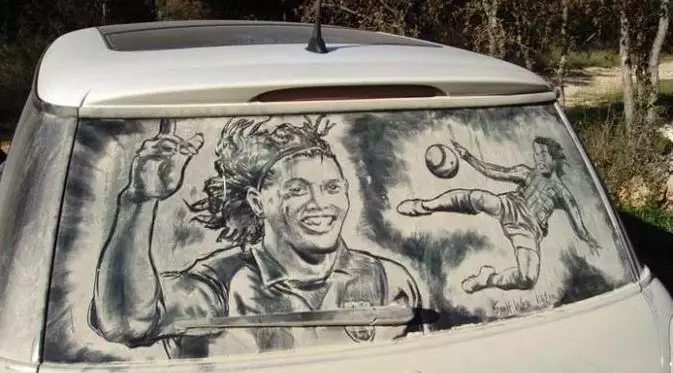 Gambar di belakang mobil berdebu © berbagai sumber Gambar di belakang mobil berdebu © berbagai sumber