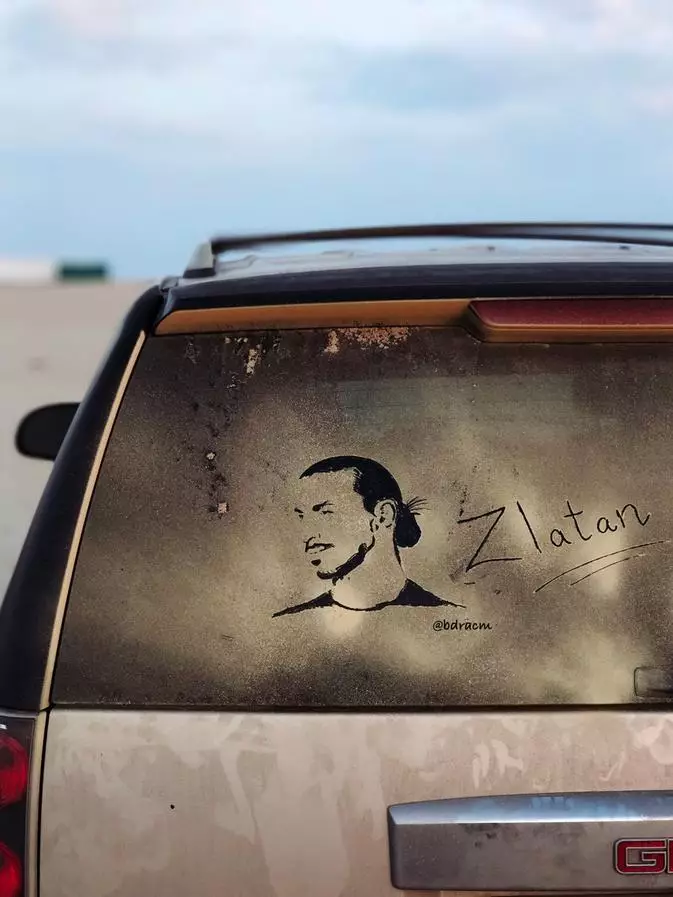 Gambar di belakang mobil berdebu © berbagai sumber Gambar di belakang mobil berdebu © berbagai sumber