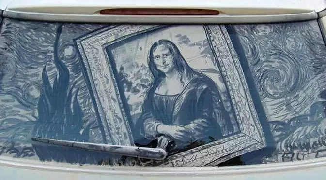 Gambar di belakang mobil berdebu © berbagai sumber Gambar di belakang mobil berdebu © berbagai sumber