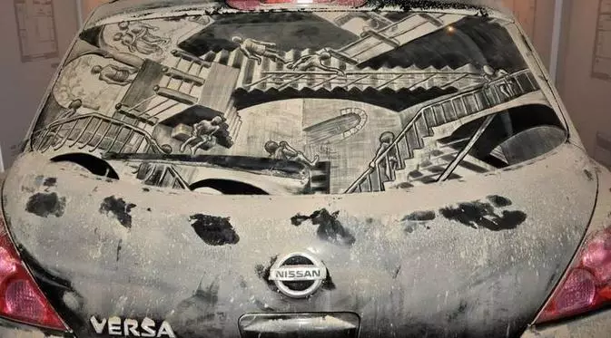 Gambar di belakang mobil berdebu © berbagai sumber Gambar di belakang mobil berdebu © berbagai sumber