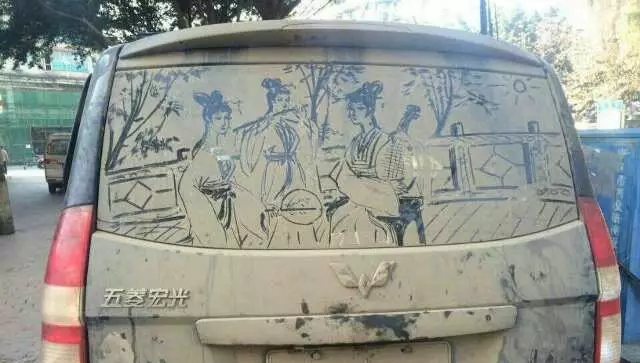 Gambar di belakang mobil berdebu © berbagai sumber Gambar di belakang mobil berdebu © berbagai sumber