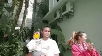 Momen Zaskia Gotik beri kejutan ultah suami © Instagram